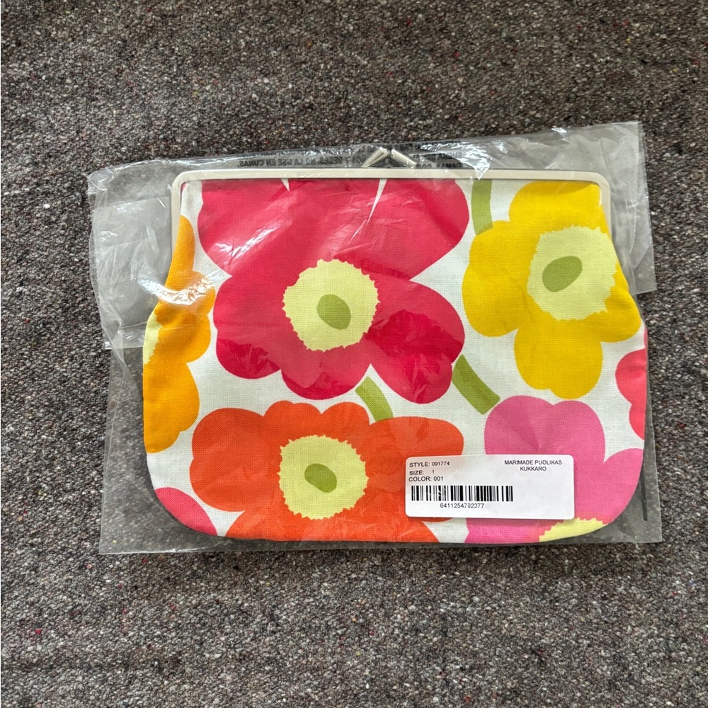 Marimekko mixed fabric kisslock wallet (floral/black-and-white pattern)